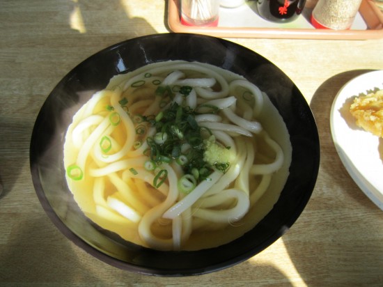 一宮寺近くの「マルタニ製麺」です。地元の人で大賑わいでした。