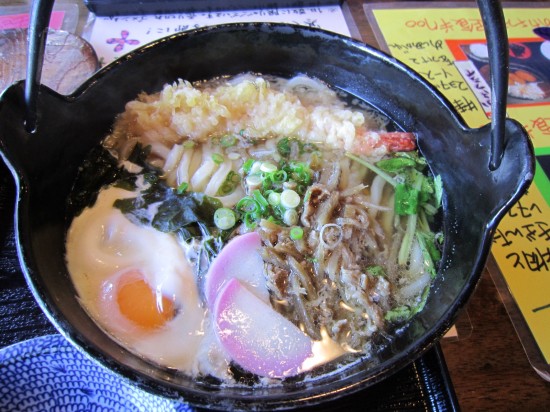 松山と言えば「鍋焼きうどん」。あったまりました。