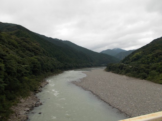 10:35那賀川に架かる水井橋を渡る。いよいよ、太龍寺の山に立ち入る。
