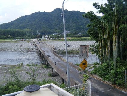 大日寺近くの沈下橋。 上流のほうも、暑さを避ける沢山の人が水浴びを・・・・って、雨で増水大丈夫？ですか。