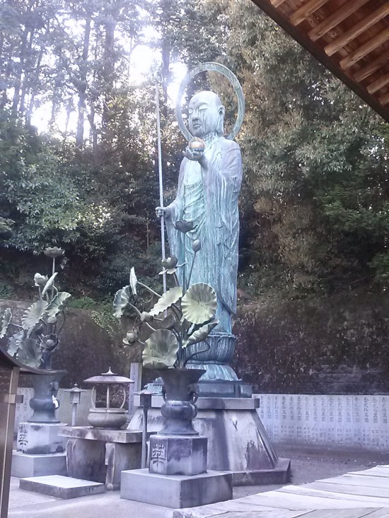 三角寺の大師堂横の延命地蔵尊。赤ちゃんを抱っこしてしゃもじと腹帯を持ってお礼参りに来た若夫婦と遭遇。ここは子授けのお寺でもあります。