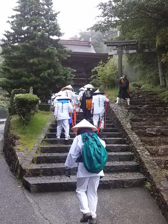 やっと神峯寺の山門にたどり着く。あぁーやれやれ・・・。
