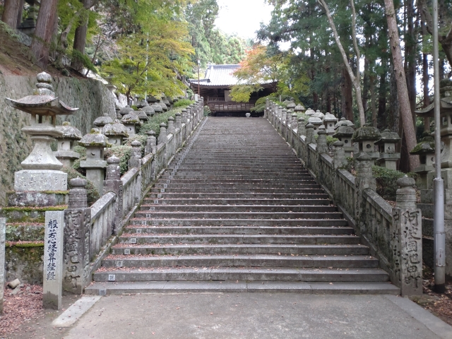 別格第１５番「箸蔵寺」般若心経の文字が記された階段