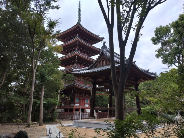 第８６番「志度寺」の鐘楼と五重塔