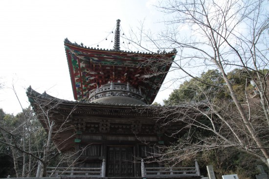熊谷寺の多宝塔です。　二階部分の屋根の裏側、極彩色の彩色が非常に綺麗です。