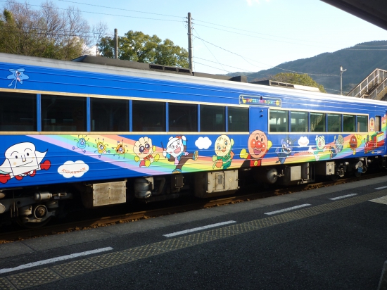 今回の修行を打ち終え、阿波川島駅で徳島行きを待っていると、阿波池田行きのアンパンマン列車が停車しました。阿波川島駅は無人駅なのに特急が停車するとはびっくりぽんでした。