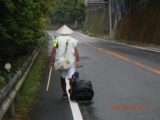 国道５６号線を七戸子峠に上がる途中で、この遍路さんに追い越された。