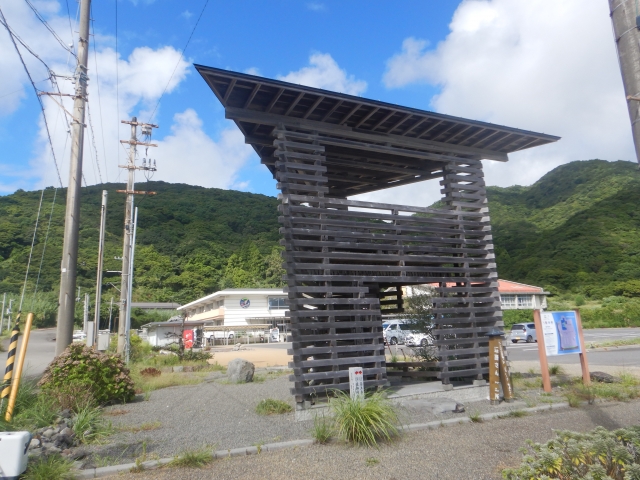 先客が居たので奥のジオパーク前で休憩