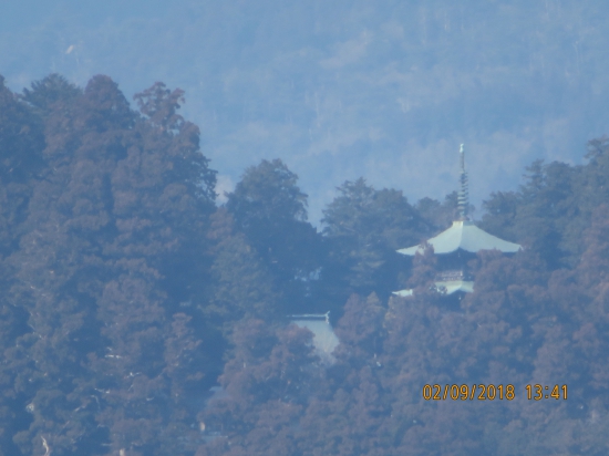 太竜寺から鶴林寺の三重の塔を望みます。