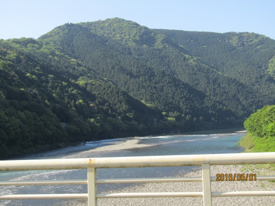 鶴林寺から平等寺へ向かう途中の川、四国の川は水が奇麗、岩の質が私の住んでいる所と全く違うせいかなー。