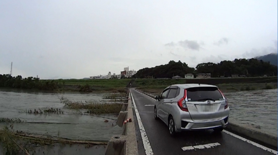 車がけっこう通ります　吉野川の川島潜水橋