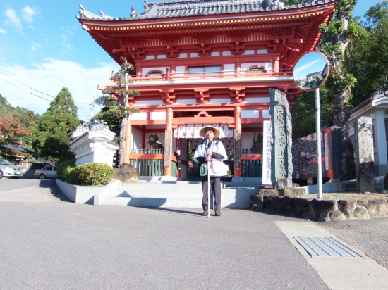 この日は良い天気でした、金泉寺山門前です。