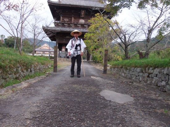 熊谷寺の山門前で熊谷寺は山門から本堂までの距離が長いので有名です。