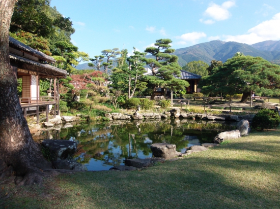 伊達宇和島藩時代に造営された「天赦園」です綺麗でしたよ。