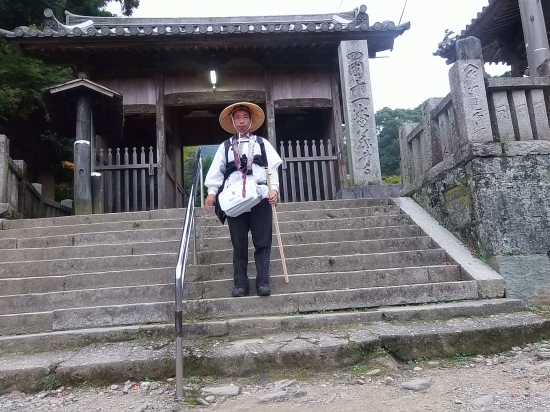 11番「藤井寺」山門前にて、12番「焼山寺」へはこのお寺を通り抜けて行きます。