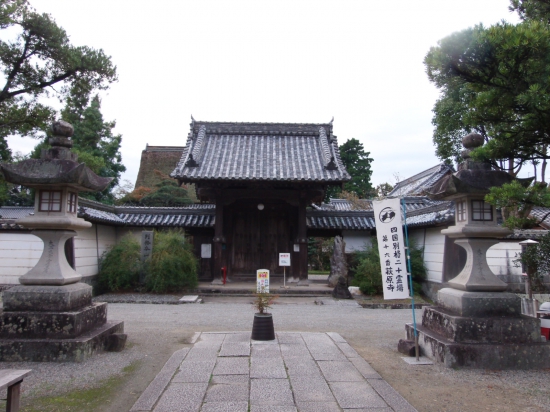 本堂と間違えて入った建物です、萩原寺の納経所はこの中に有ります。