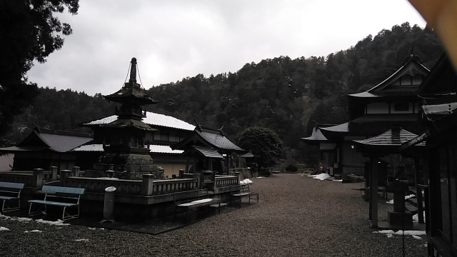 12番札所「焼山寺」境内は一昨日降った雪が残っています。