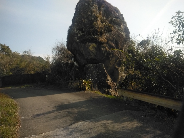 種間寺奥の院前面の大岩。