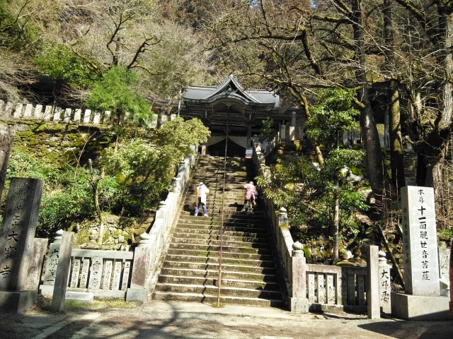 掃除中の大寶寺の階段。